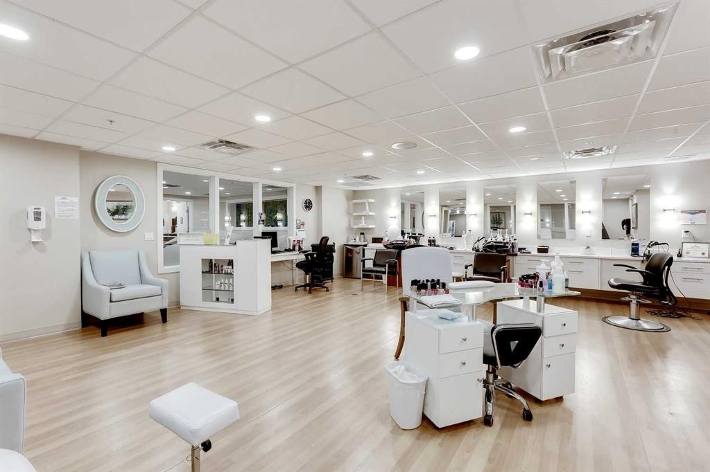 404-2635 Eversyde Avenue Sw, Calgary, AB - Indoor