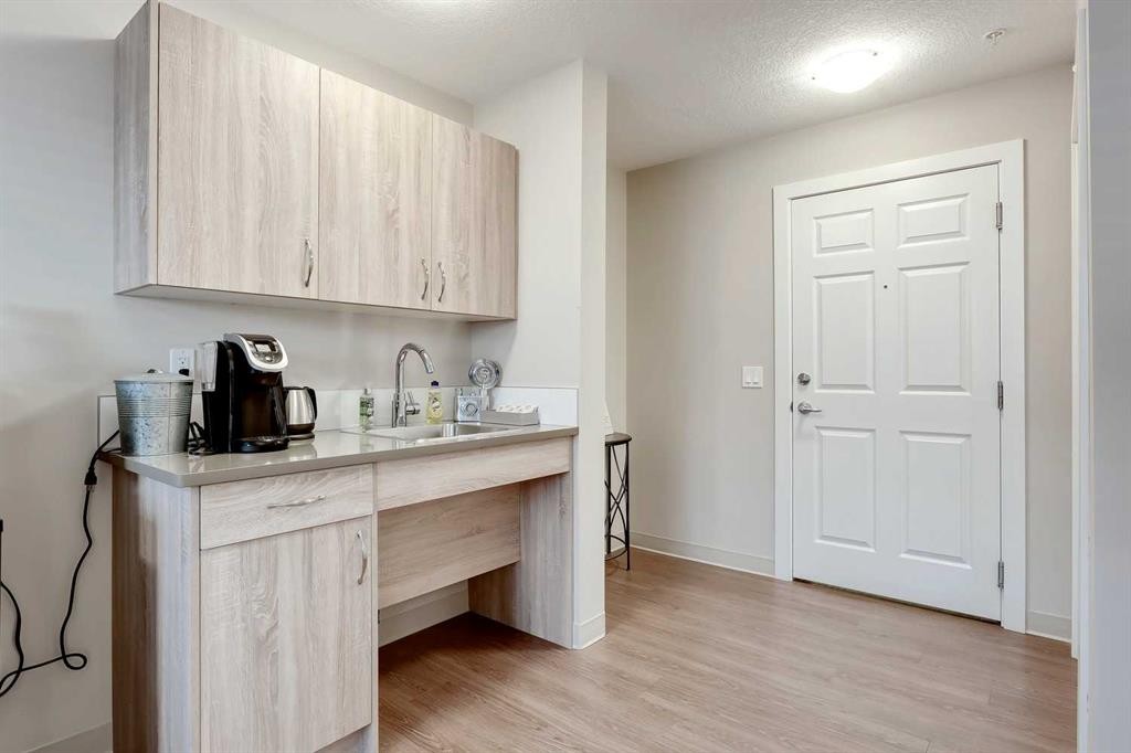 404-2635 Eversyde Avenue Sw, Calgary, AB - Indoor