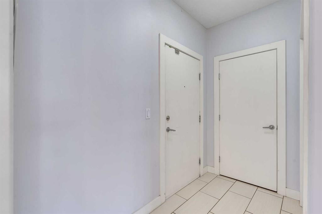 105-320 12 Avenue Ne, Calgary, AB - Indoor Photo Showing Other Room