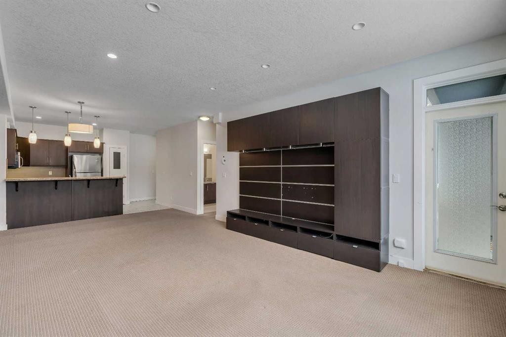 105-320 12 Avenue Ne, Calgary, AB - Indoor Photo Showing Kitchen