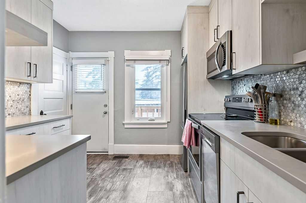 3510 21 Street Sw, Calgary, AB - Indoor Photo Showing Kitchen With Double Sink