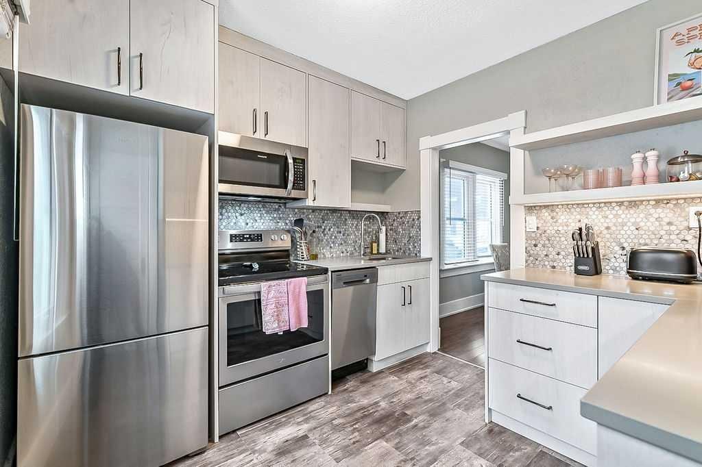 3510 21 Street Sw, Calgary, AB - Indoor Photo Showing Kitchen With Upgraded Kitchen