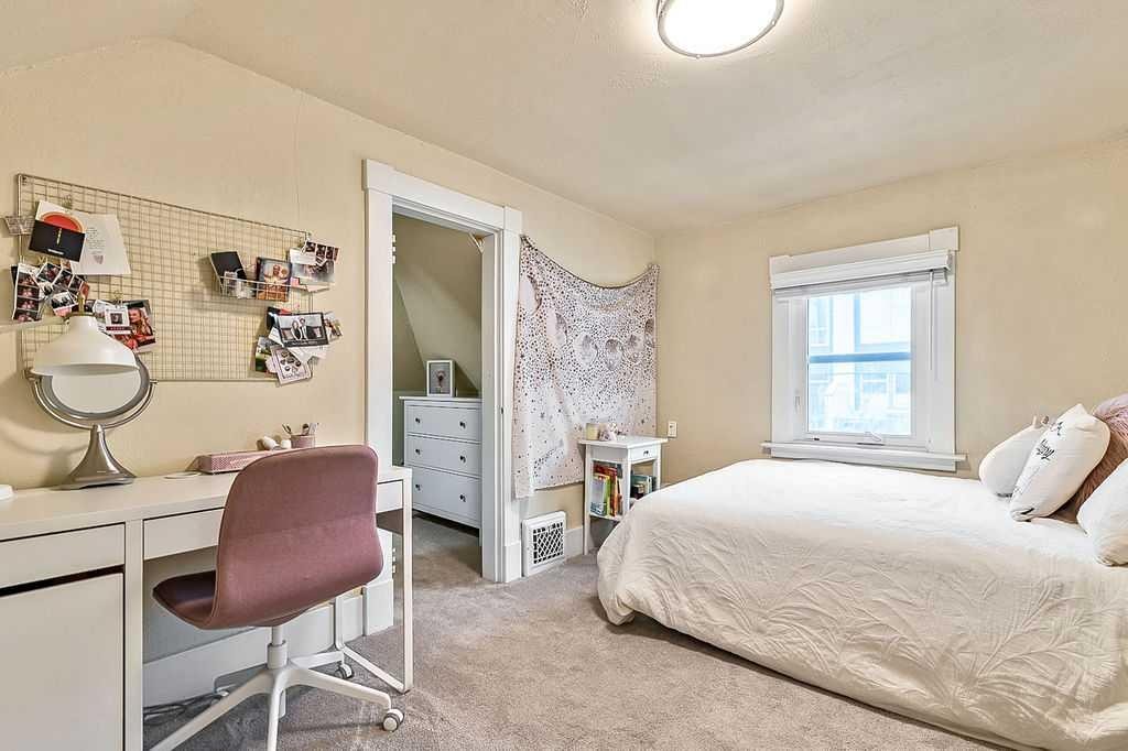 3510 21 Street Sw, Calgary, AB - Indoor Photo Showing Bedroom