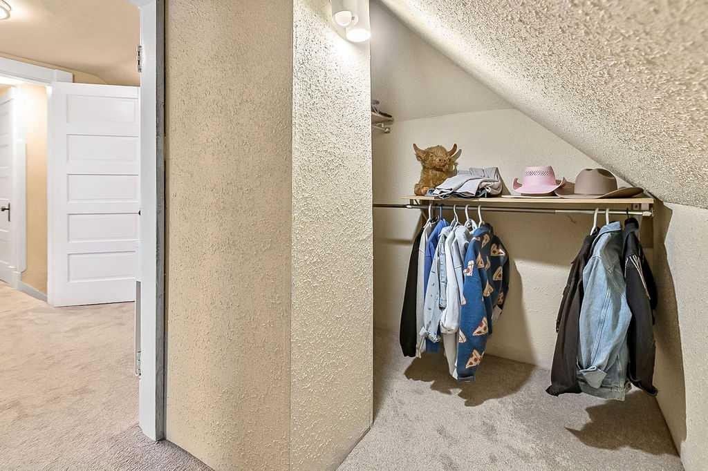 3510 21 Street Sw, Calgary, AB - Indoor With Storage