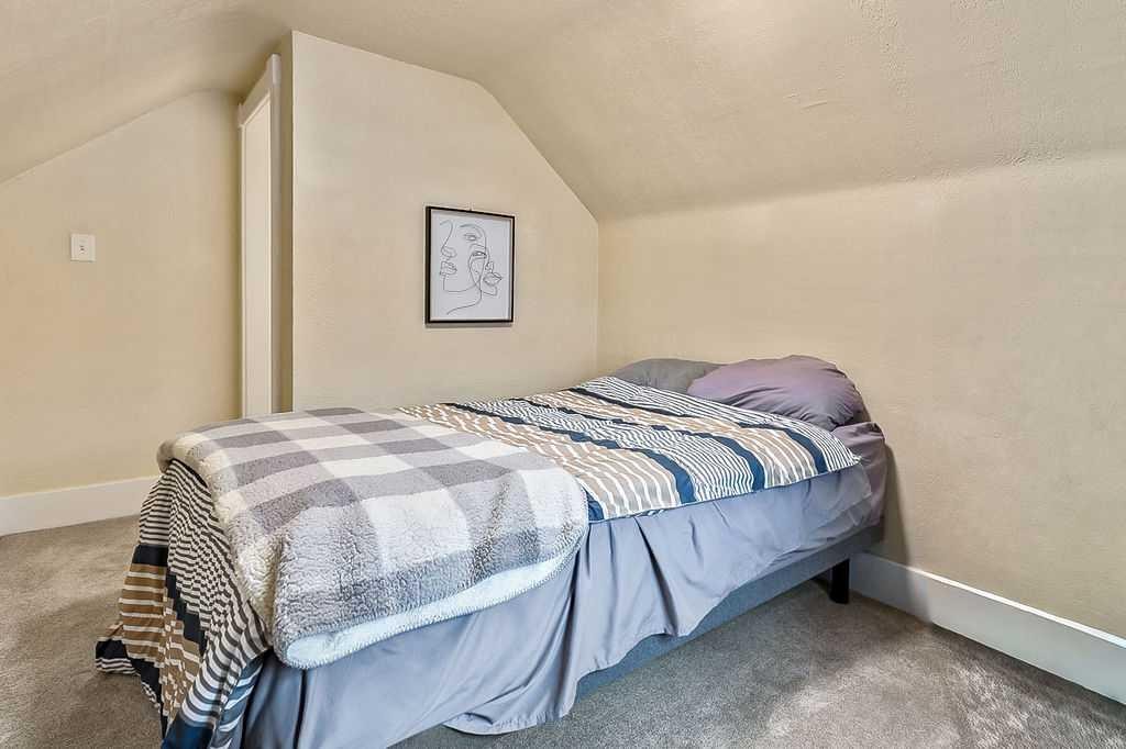 3510 21 Street Sw, Calgary, AB - Indoor Photo Showing Bedroom