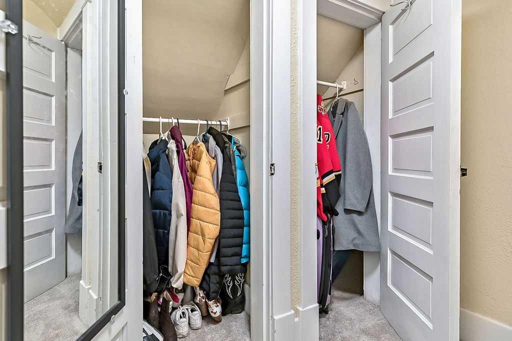 3510 21 Street Sw, Calgary, AB - Indoor With Storage