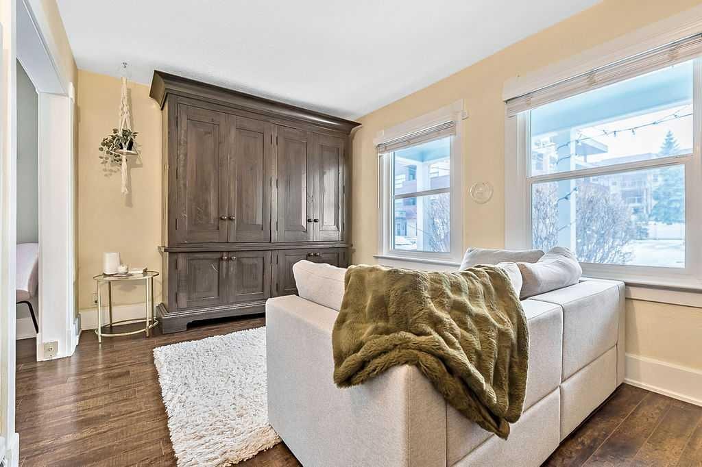 3510 21 Street Sw, Calgary, AB - Indoor Photo Showing Living Room
