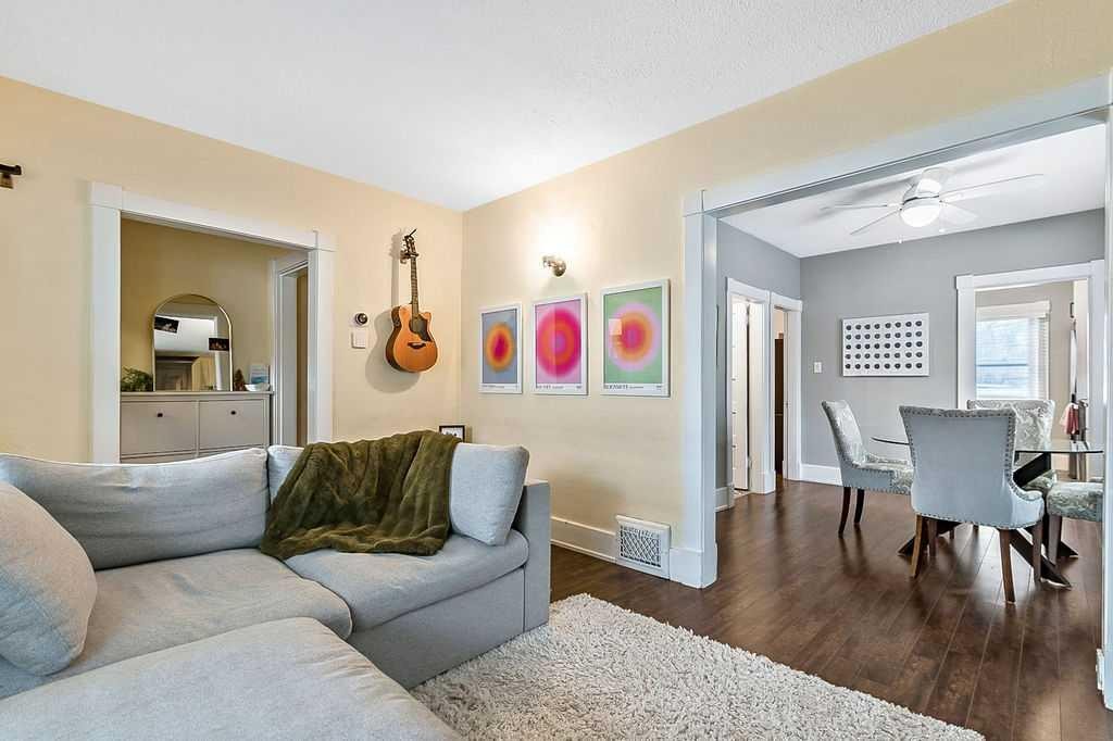 3510 21 Street Sw, Calgary, AB - Indoor Photo Showing Living Room