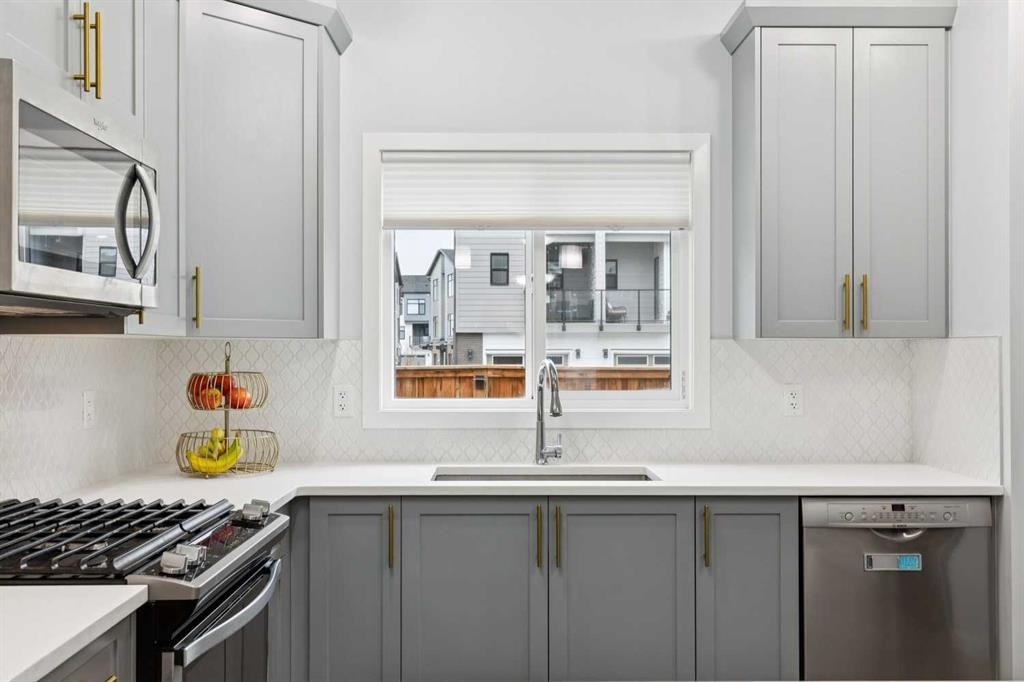 27 Masters Manor Se, Calgary, AB - Indoor Photo Showing Kitchen With Upgraded Kitchen