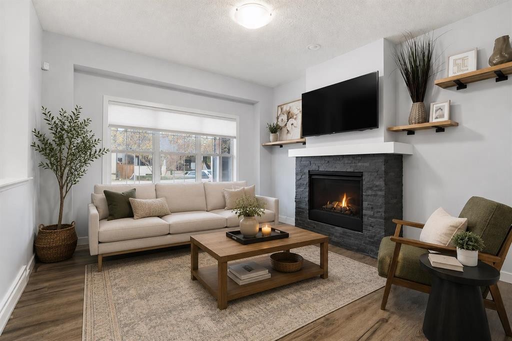 27 Masters Manor Se, Calgary, AB - Indoor Photo Showing Living Room