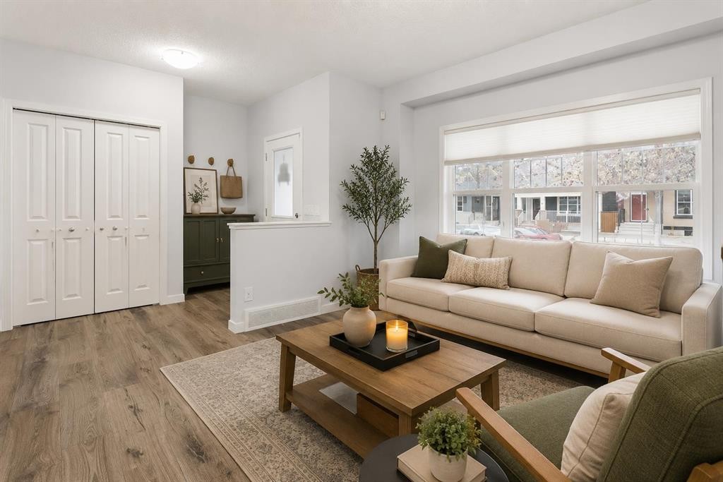 27 Masters Manor Se, Calgary, AB - Indoor Photo Showing Living Room