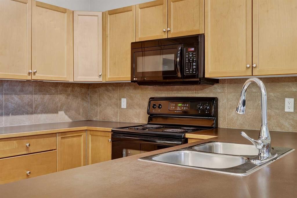 137-52 Cranfield Link Se, Calgary, AB - Indoor Photo Showing Kitchen With Double Sink
