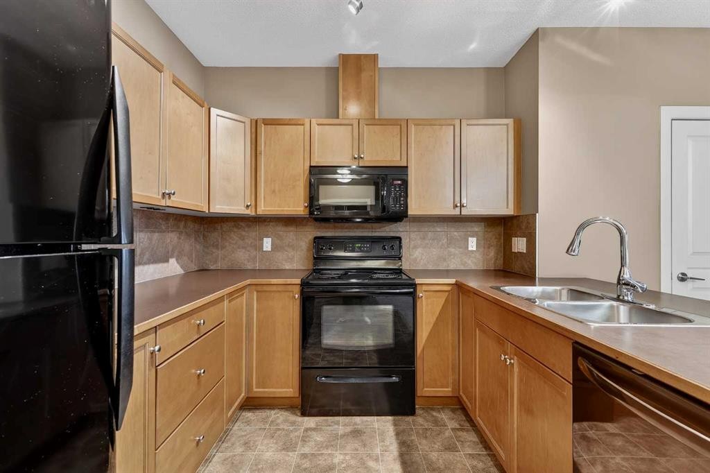 137-52 Cranfield Link Se, Calgary, AB - Indoor Photo Showing Kitchen With Double Sink