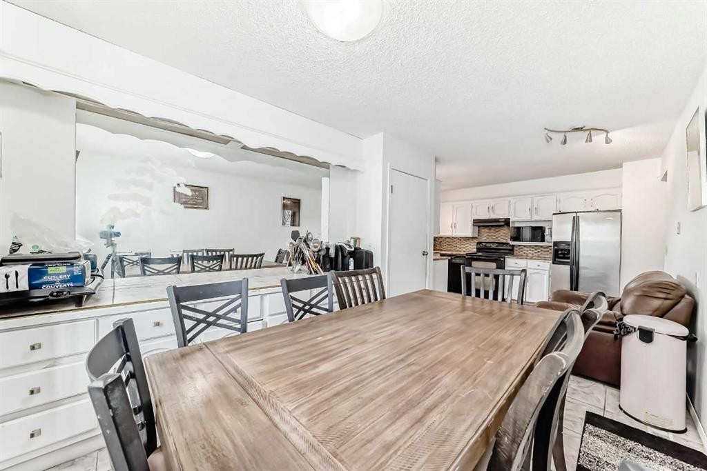 5411 Temple Road Ne, Calgary, AB - Indoor Photo Showing Other Room