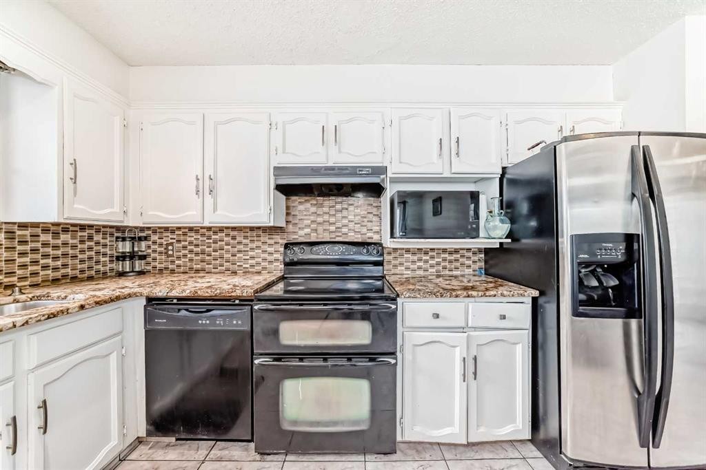 5411 Temple Road Ne, Calgary, AB - Indoor Photo Showing Kitchen