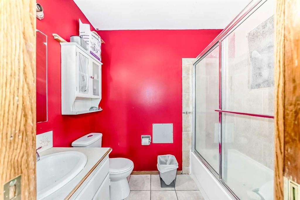 5411 Temple Road Ne, Calgary, AB - Indoor Photo Showing Bathroom