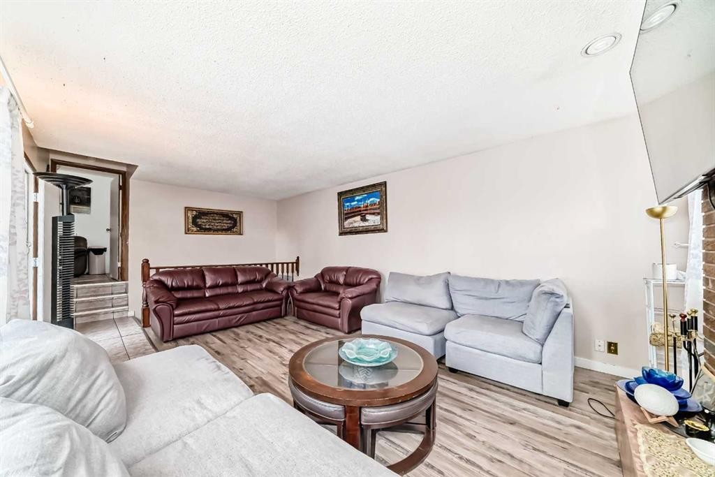 5411 Temple Road Ne, Calgary, AB - Indoor Photo Showing Living Room