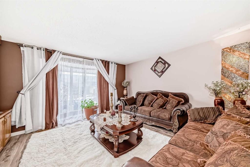 5411 Temple Road Ne, Calgary, AB - Indoor Photo Showing Living Room