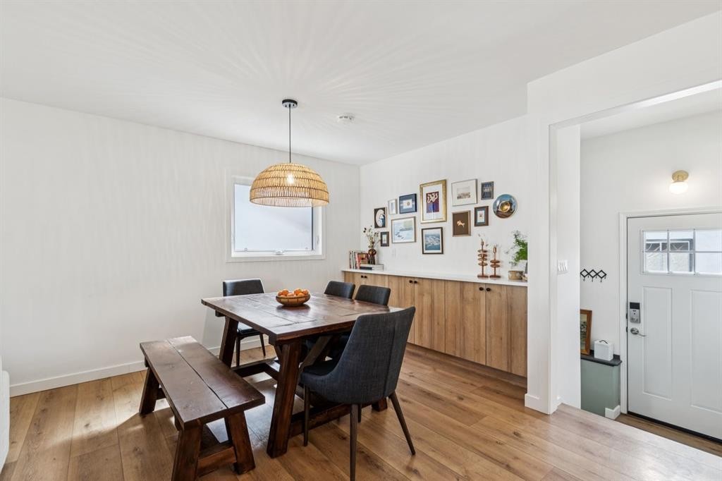 931 Parkwood Drive Se, Calgary, AB - Indoor Photo Showing Dining Room