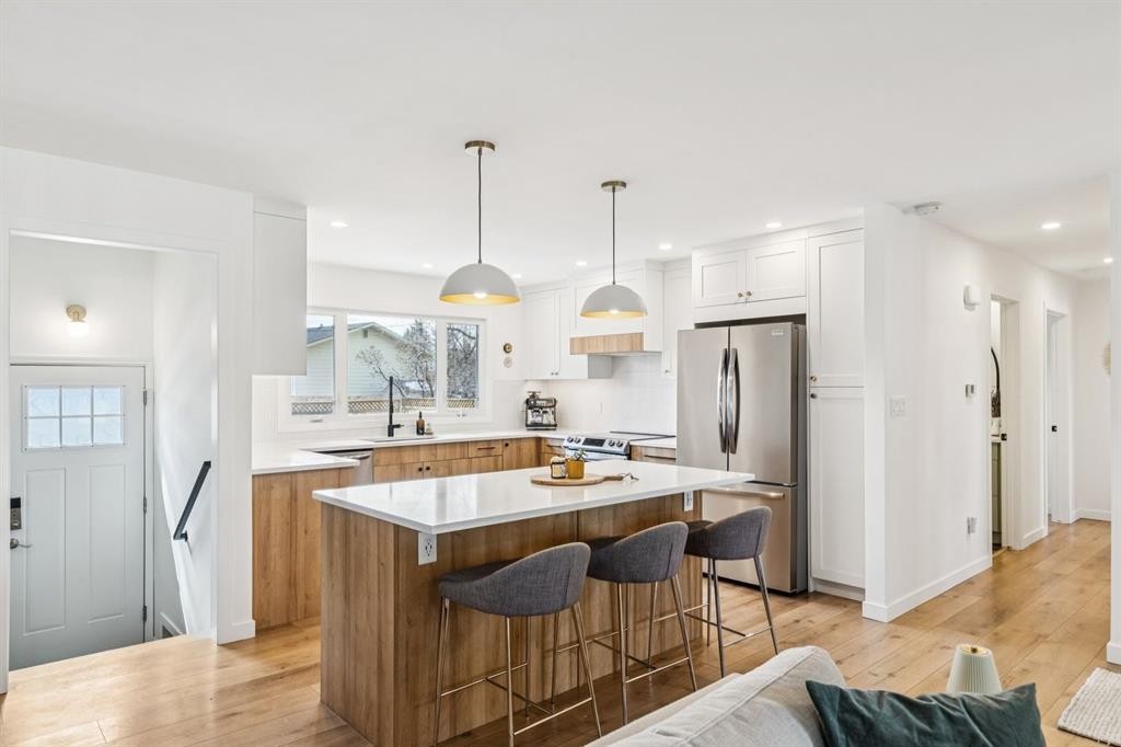 931 Parkwood Drive Se, Calgary, AB - Indoor Photo Showing Kitchen With Upgraded Kitchen