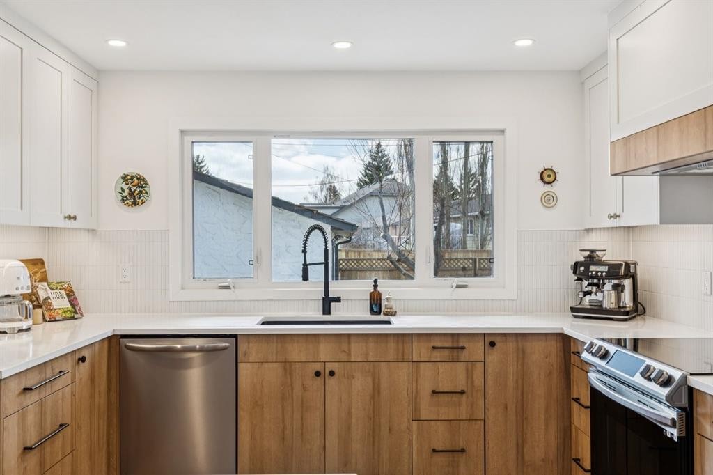 931 Parkwood Drive Se, Calgary, AB - Indoor Photo Showing Kitchen With Upgraded Kitchen