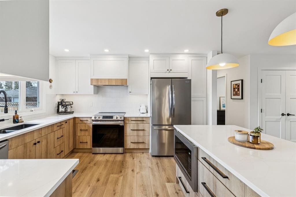 931 Parkwood Drive Se, Calgary, AB - Indoor Photo Showing Kitchen With Double Sink With Upgraded Kitchen