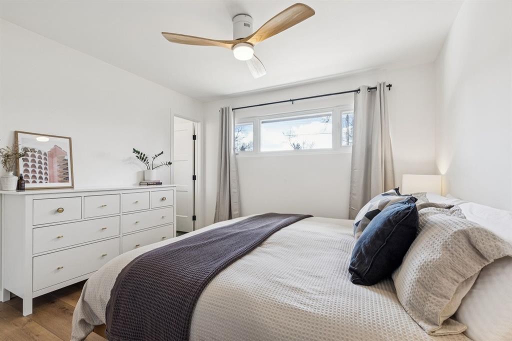 931 Parkwood Drive Se, Calgary, AB - Indoor Photo Showing Bedroom