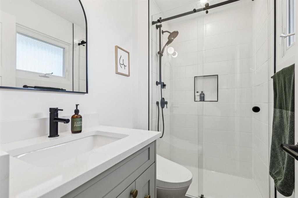 931 Parkwood Drive Se, Calgary, AB - Indoor Photo Showing Bathroom
