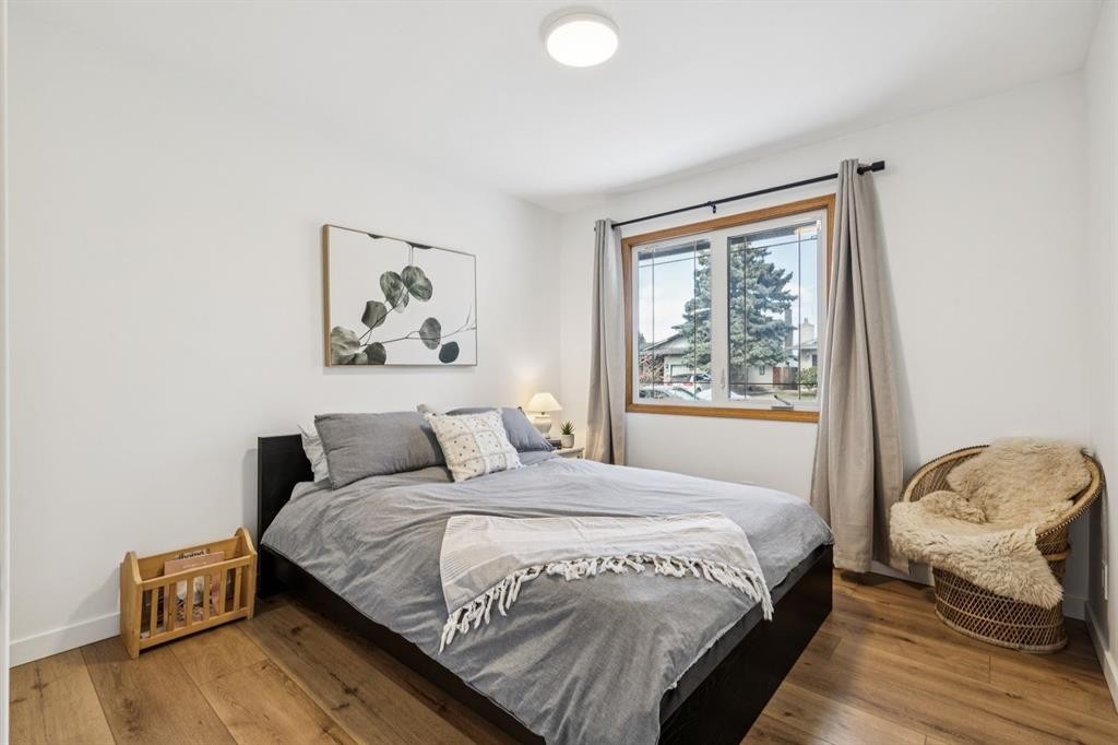 931 Parkwood Drive Se, Calgary, AB - Indoor Photo Showing Bedroom