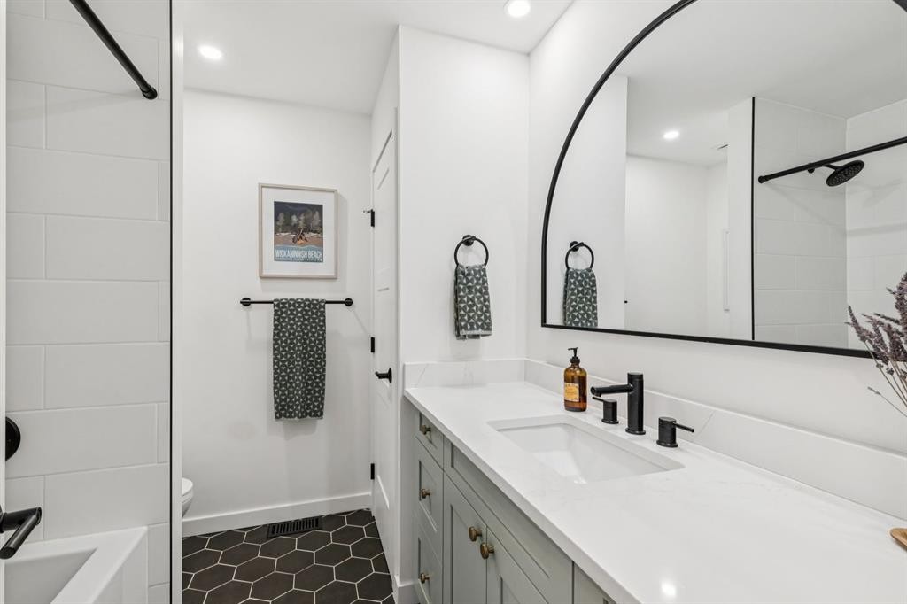931 Parkwood Drive Se, Calgary, AB - Indoor Photo Showing Bathroom