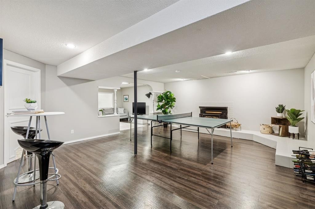 931 Parkwood Drive Se, Calgary, AB - Indoor Photo Showing Other Room