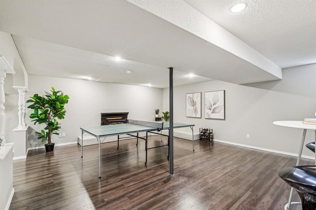 931 Parkwood Drive Se, Calgary, AB - Indoor Photo Showing Other Room