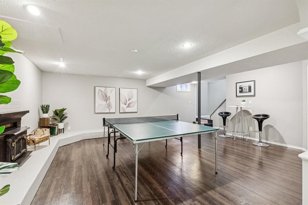 931 Parkwood Drive Se, Calgary, AB - Indoor Photo Showing Other Room