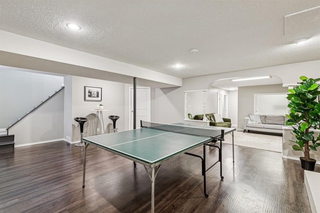 931 Parkwood Drive Se, Calgary, AB - Indoor Photo Showing Other Room