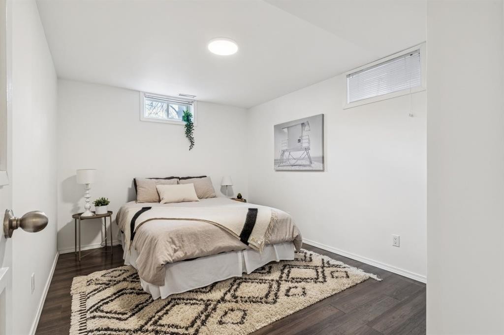 931 Parkwood Drive Se, Calgary, AB - Indoor Photo Showing Bedroom