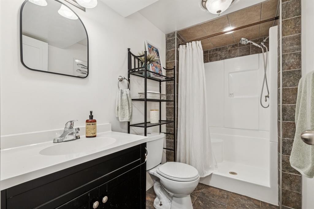 931 Parkwood Drive Se, Calgary, AB - Indoor Photo Showing Bathroom