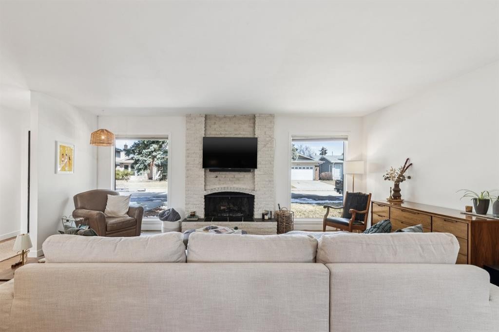 931 Parkwood Drive Se, Calgary, AB - Indoor Photo Showing Living Room With Fireplace