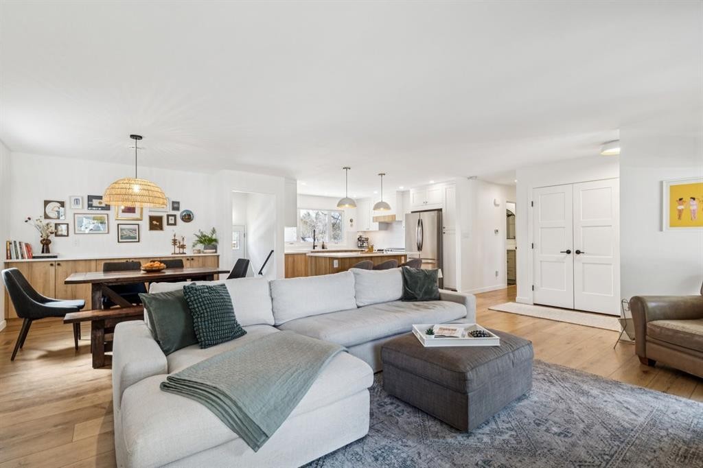 931 Parkwood Drive Se, Calgary, AB - Indoor Photo Showing Living Room