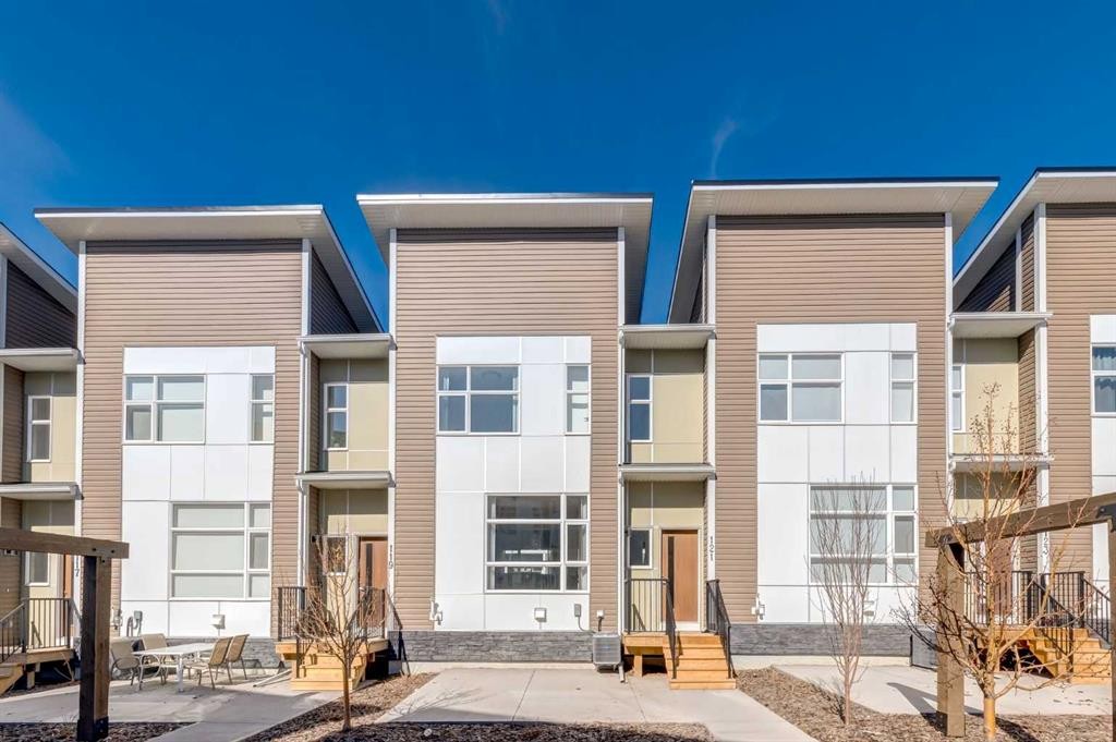 121 Walden Lane Se, Calgary, AB - Outdoor With Facade