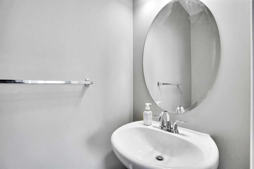 47 Corner Meadows Row Ne, Calgary, AB - Indoor Photo Showing Bathroom