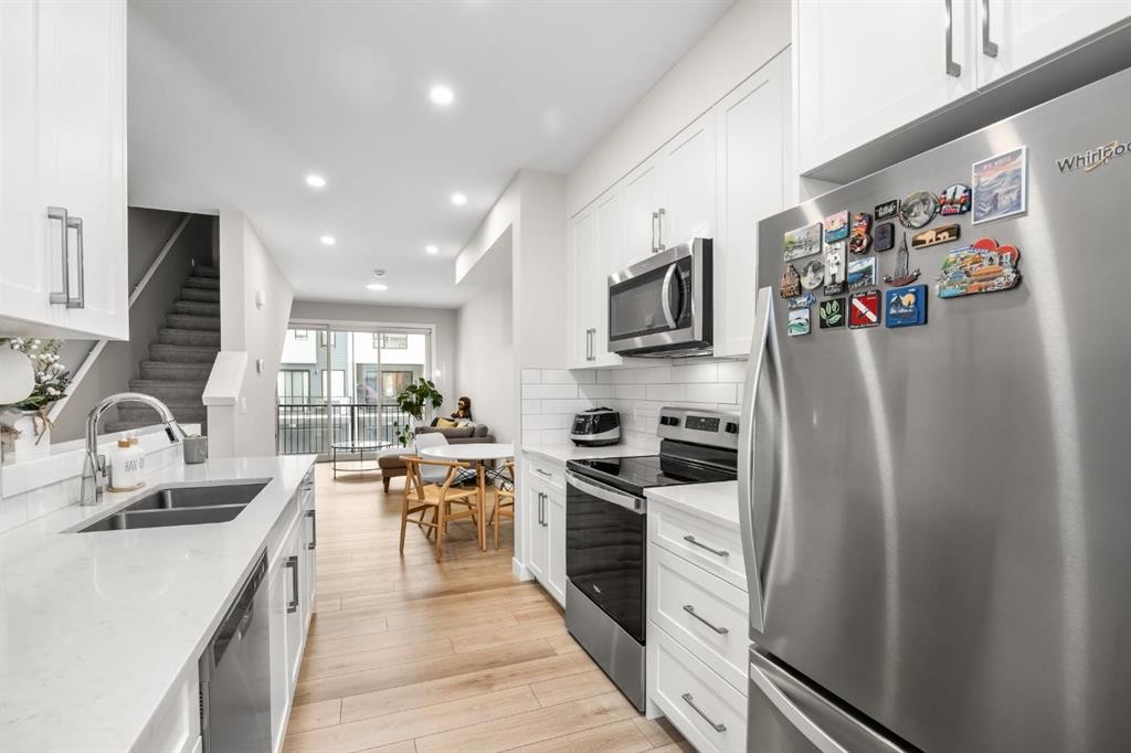 306 Evanscrest Square Nw, Calgary, AB - Indoor Photo Showing Kitchen With Stainless Steel Kitchen With Double Sink With Upgraded Kitchen