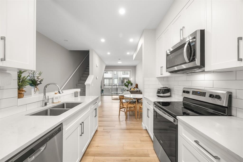 306 Evanscrest Square Nw, Calgary, AB - Indoor Photo Showing Kitchen With Stainless Steel Kitchen With Double Sink With Upgraded Kitchen