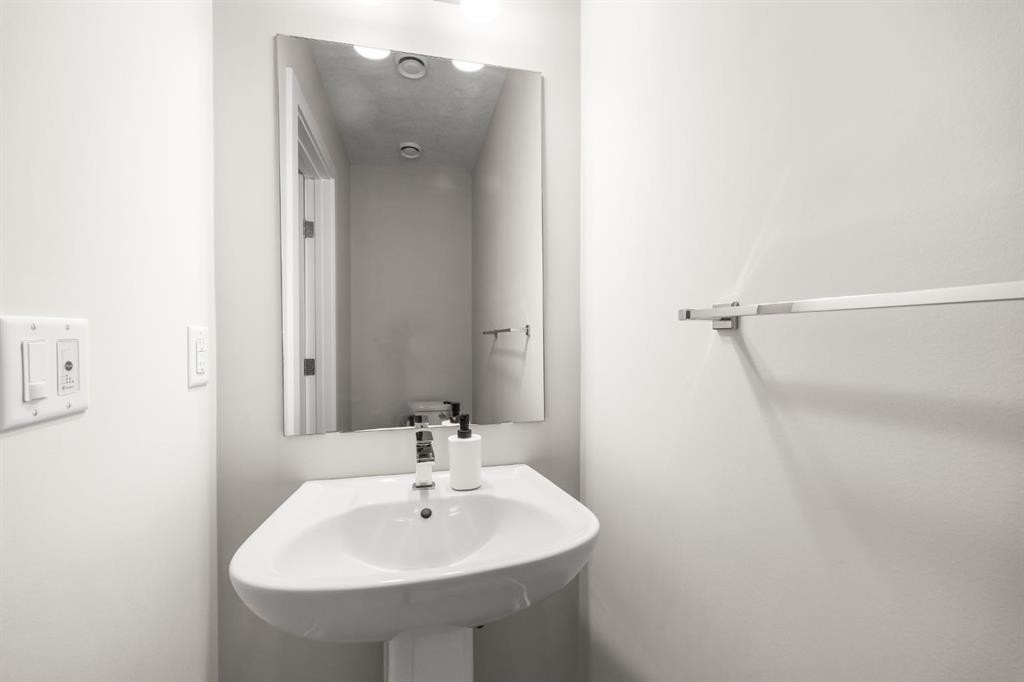 306 Evanscrest Square Nw, Calgary, AB - Indoor Photo Showing Bathroom