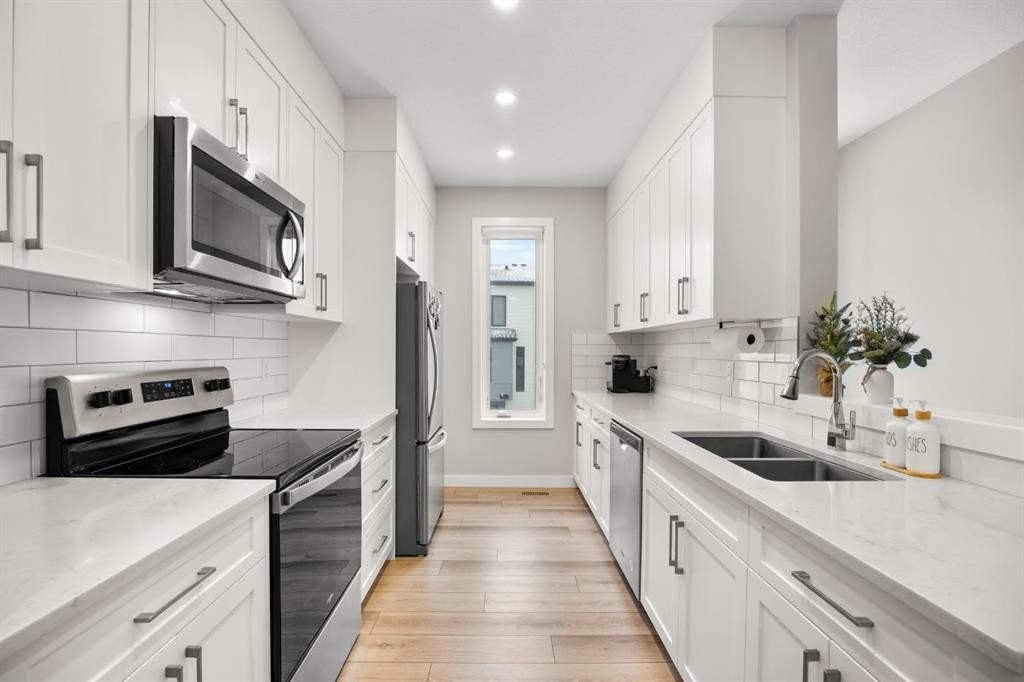 306 Evanscrest Square Nw, Calgary, AB - Indoor Photo Showing Kitchen With Stainless Steel Kitchen With Double Sink With Upgraded Kitchen