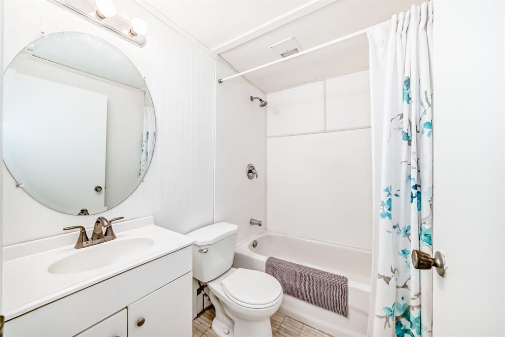 1277 Lake Sylvan Drive Se, Calgary, AB - Indoor Photo Showing Bathroom