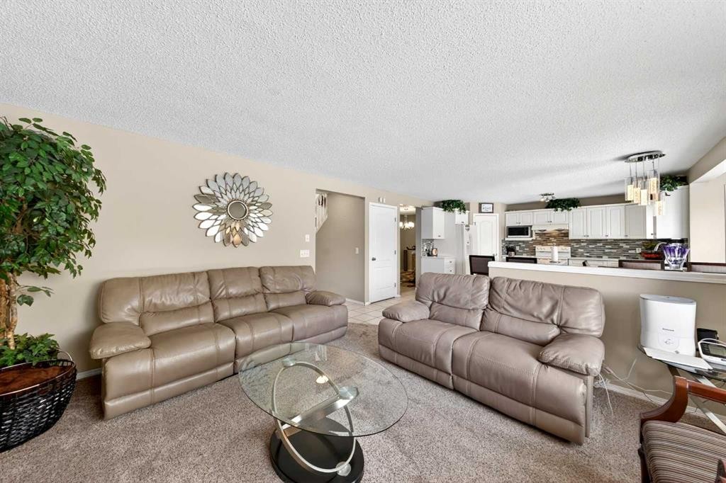 238 Royal Birch View Nw, Calgary, AB - Indoor Photo Showing Living Room