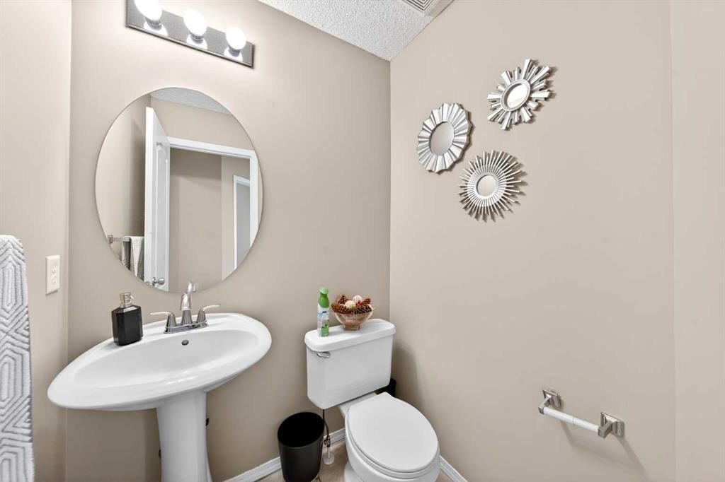 238 Royal Birch View Nw, Calgary, AB - Indoor Photo Showing Bathroom