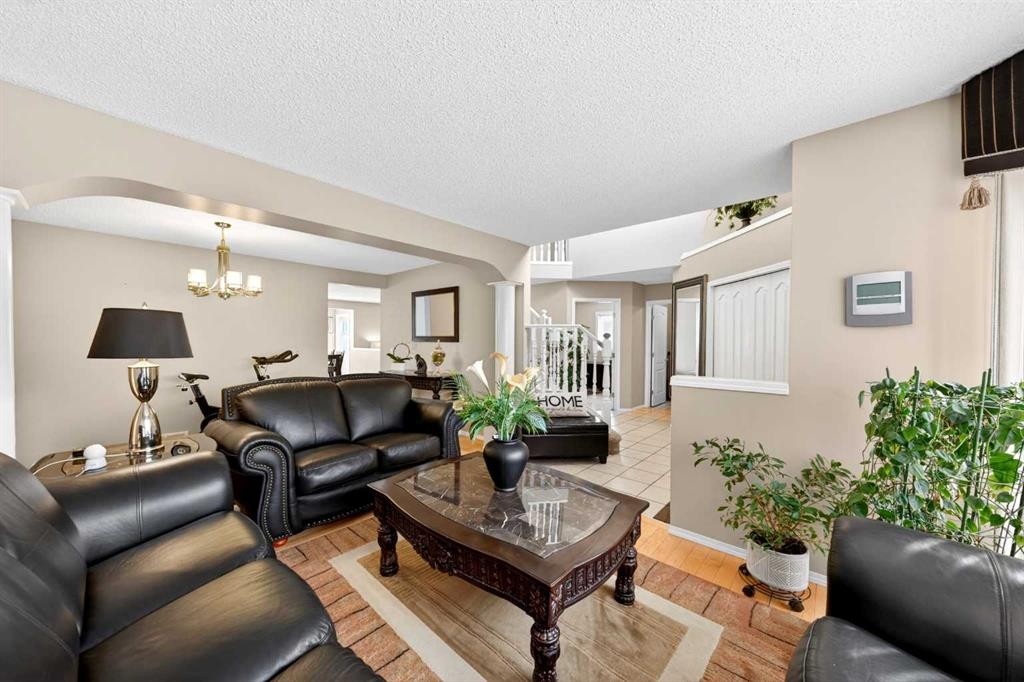 238 Royal Birch View Nw, Calgary, AB - Indoor Photo Showing Living Room