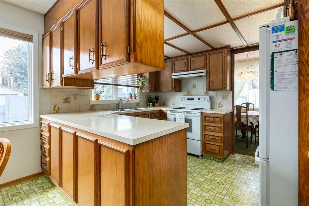 68 Silver Ridge Court Nw, Calgary, AB - Indoor Photo Showing Kitchen With Double Sink