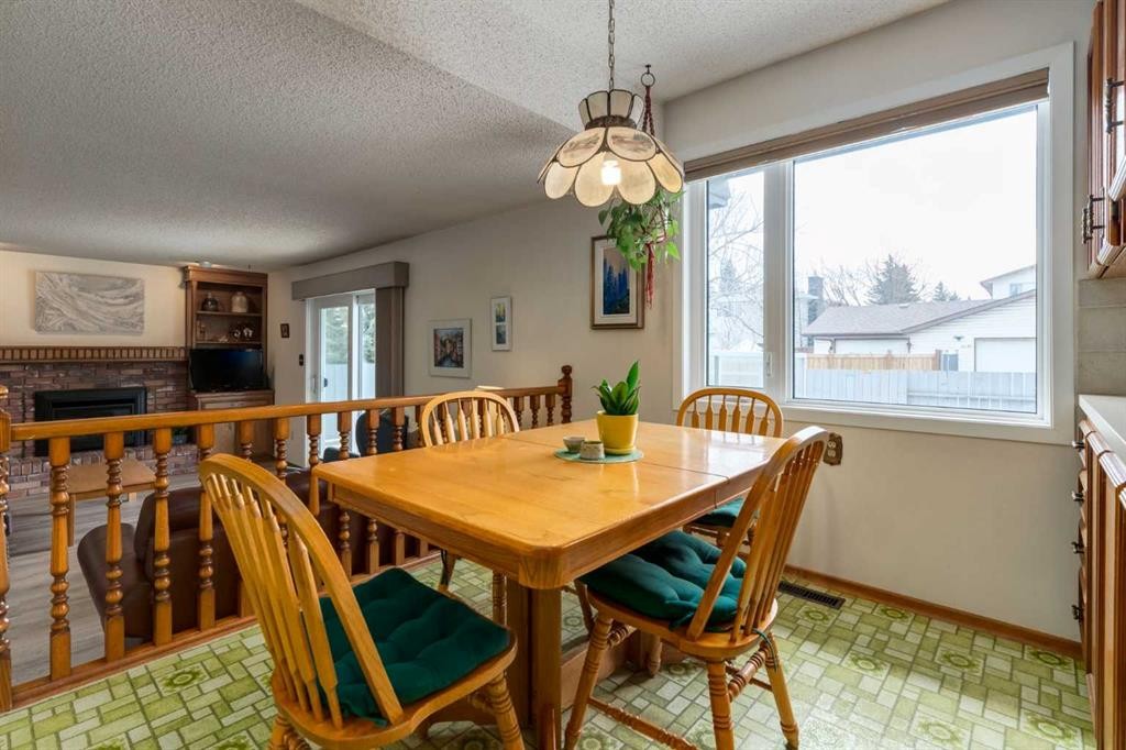 68 Silver Ridge Court Nw, Calgary, AB - Indoor Photo Showing Dining Room